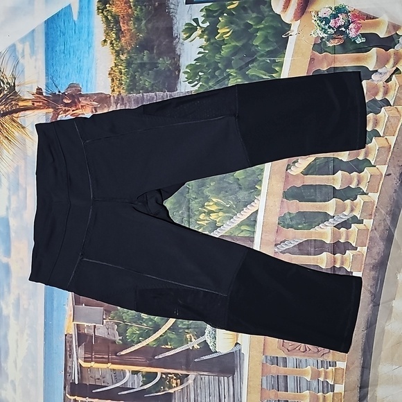 Lululemon Black Capri Leggings‎ Size 4 - Picture 1 of 4